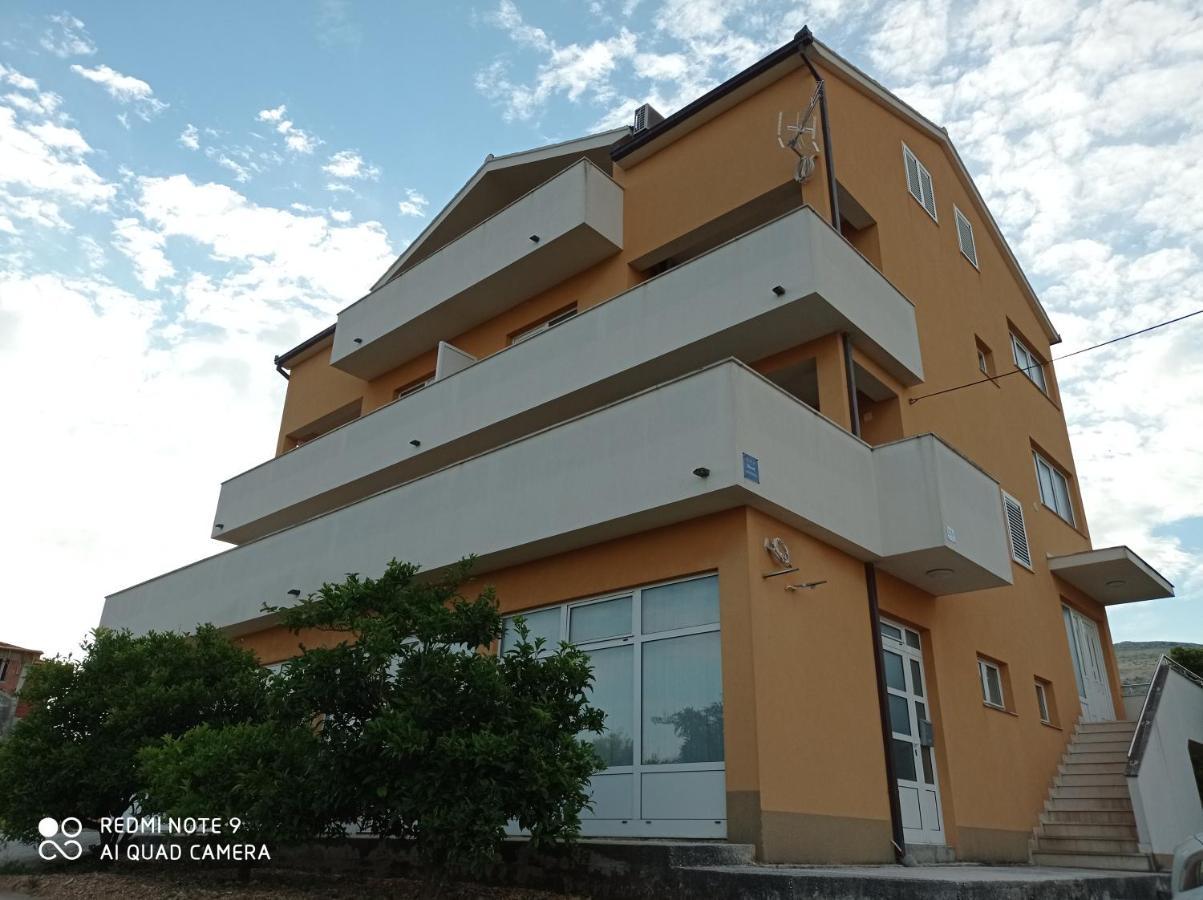Studio Apartment With Balcony Traù Esterno foto